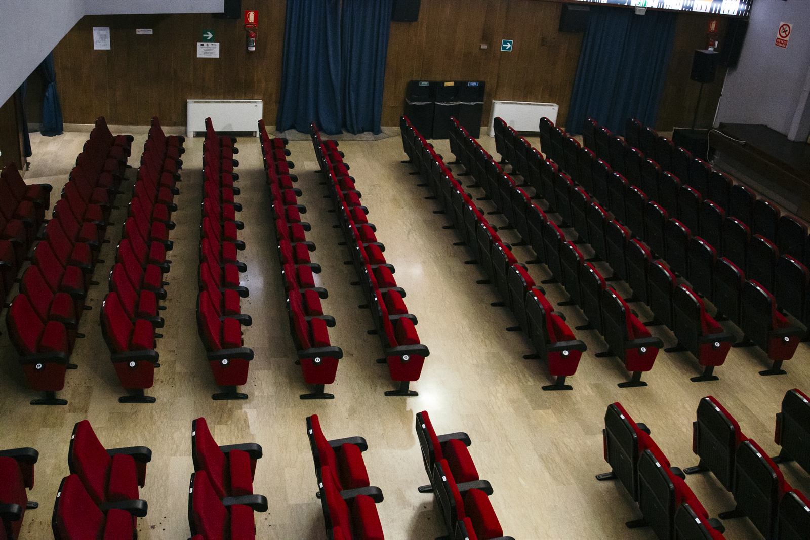Le file di poltrone viste dall'alto, con i corridoi laterali di accesso