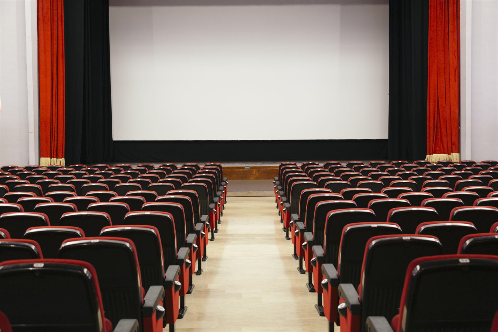 Il corridoio centrale della platea che porta allo schermo, poltrone su entrambi i lati