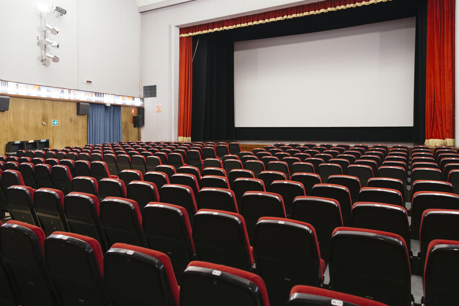La platea ripresa di sbieco, con lo schermo e il sipario sullo sfondo